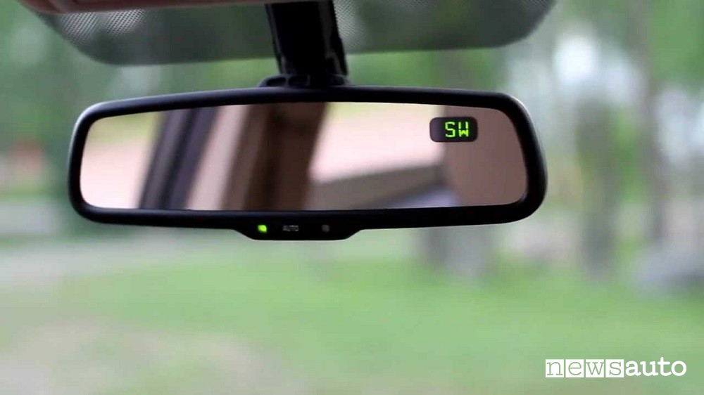 Specchietto automatico montato all'interno dell'abitacolo