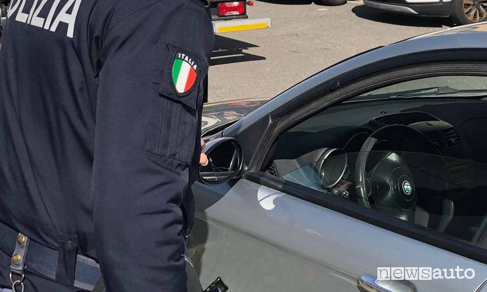 Polizia che controlla lo specchietto rotto