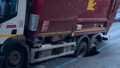 Buche e voragine a Roma, camion AMA semi inghiottito