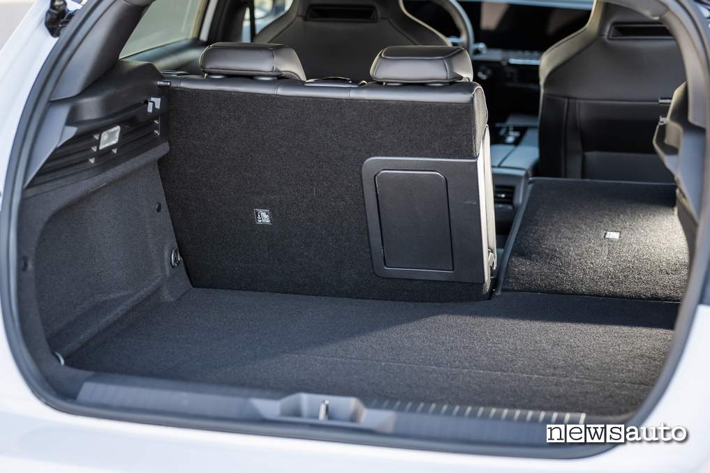 Opel Astra GSe 2023 bagagliaio da 352 litri
