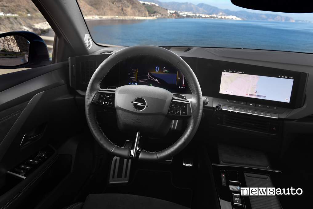 Opel Astra GSe 2023 cruscotto