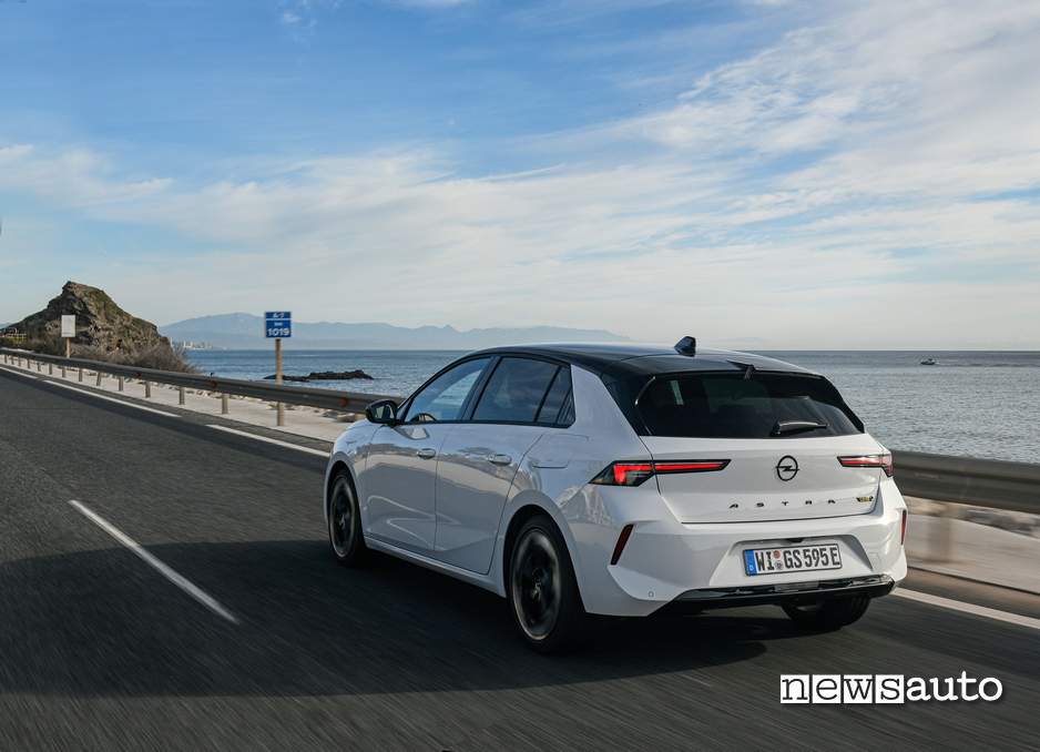 Opel Astra GSe 2023 posteriore