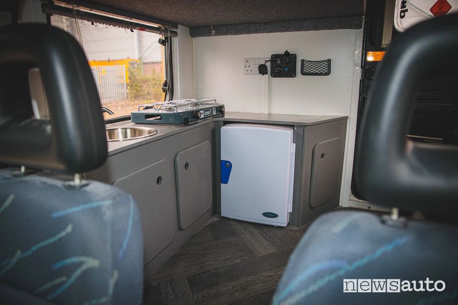 Suzuki Jimny mini camper cucina abitacolo