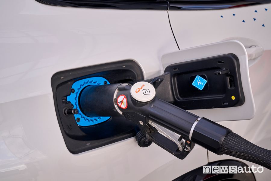 BMW iX5 Hydrogen rifornimento di idrogeno