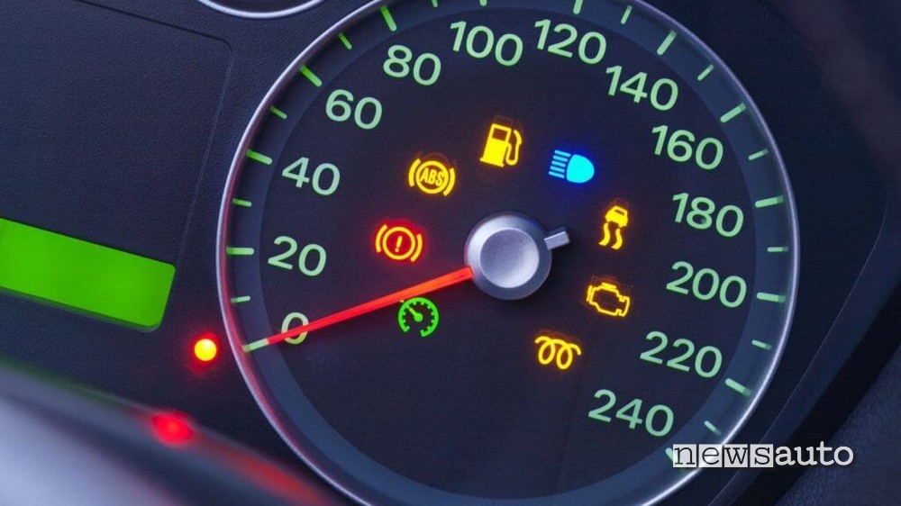 Spie accese sul quadro dell'auto