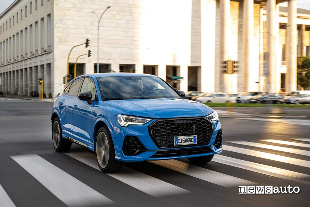 Audi Q3 Sportback Identity Black su strada