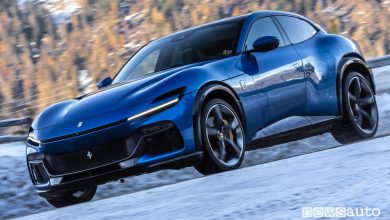 Ferrari Purosangue blu in movimento sulla neve