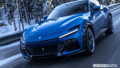 Ferrari Purosangue blu in movimento sulla neve