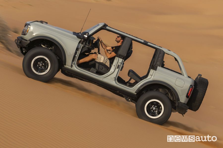 Ford Bronco Badlands laterale sulla sabbia