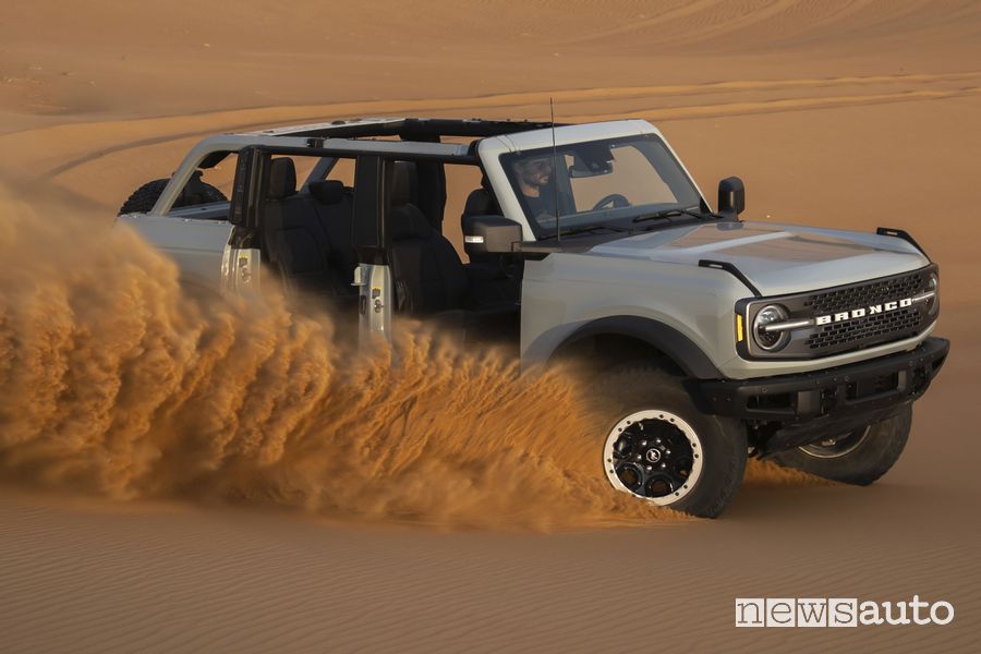 Ford Bronco Badlands sulla sabbia