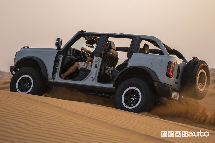 Ford Bronco Badlands posteriore sulla sabbia
