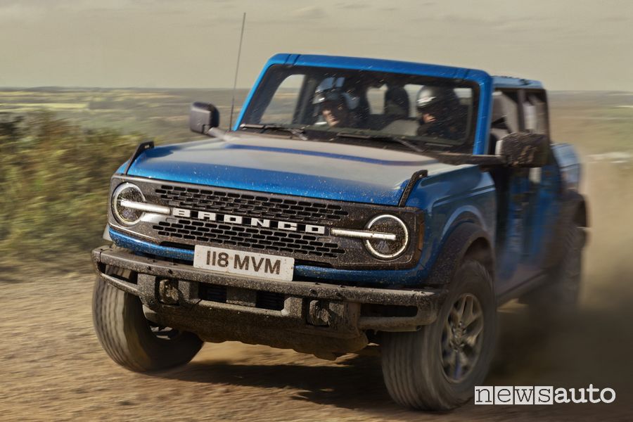 Ford Bronco Badlands frontale sullo sterrato