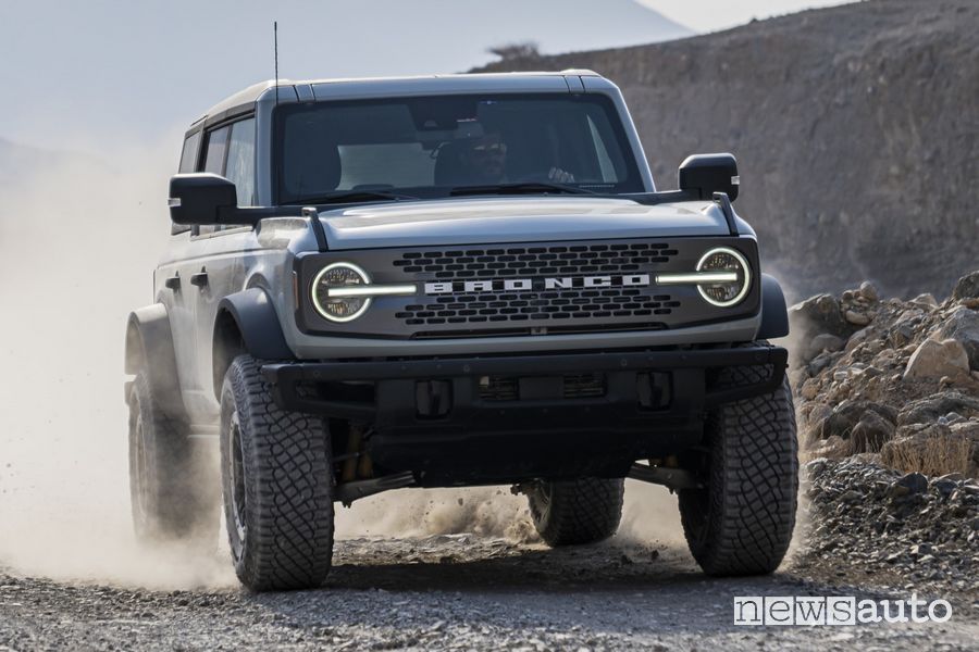 Ford Bronco Badlands anteriore in off road