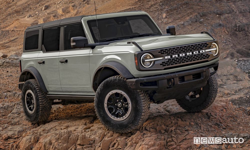 Ford Bronco Badlands anteriore 3/4 sulle rocce