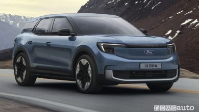 Ford Explorer anteriore 3/4 su strada