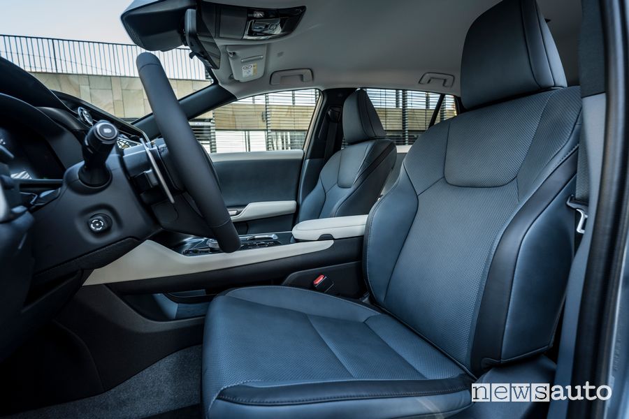 Lexus RZ 450e sedili anteriori abitacolo