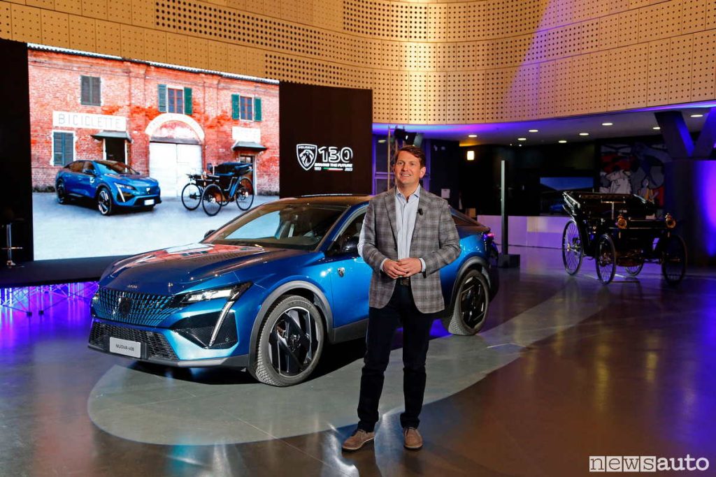 Giulio Marc D'Alberto illustra il percorso dei 130 anni di Peugeot in Italia