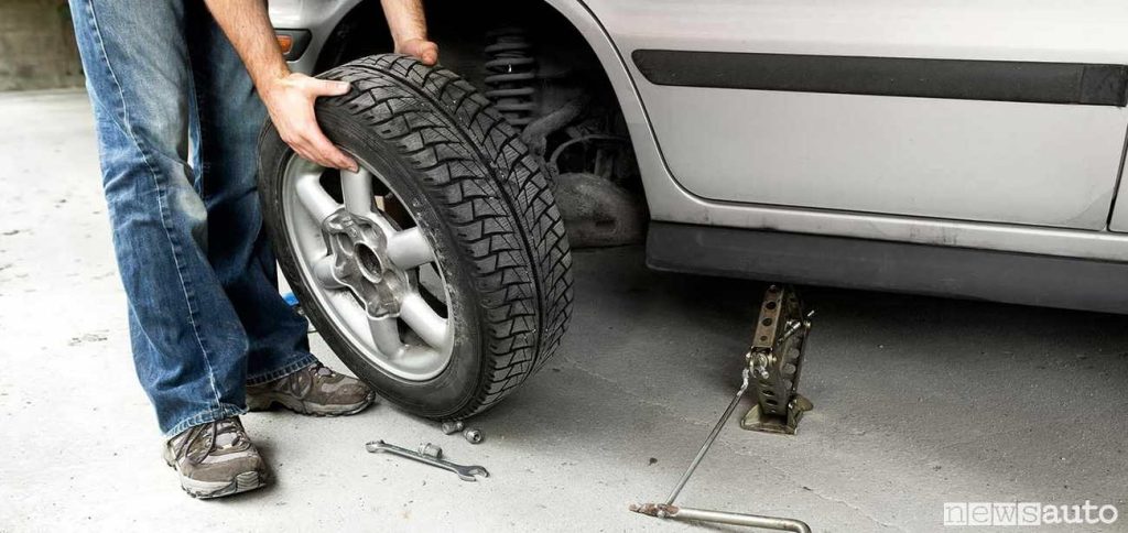 La sostituzione della ruota dell'auto, come cambiare la ruota