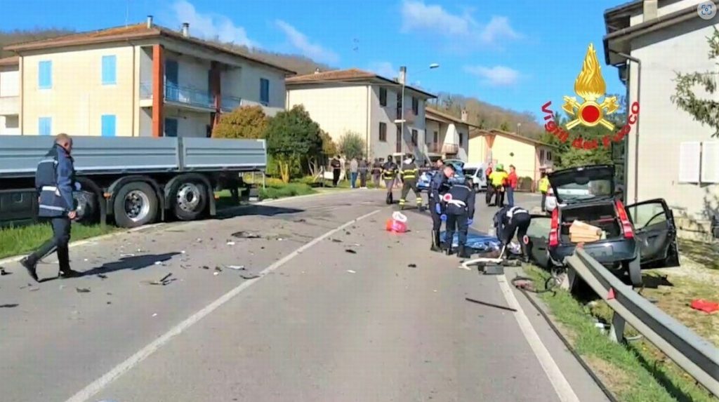 Il terribile impatto dove ha perso la vita Tommaso Lietti in provincia di Perugia. 