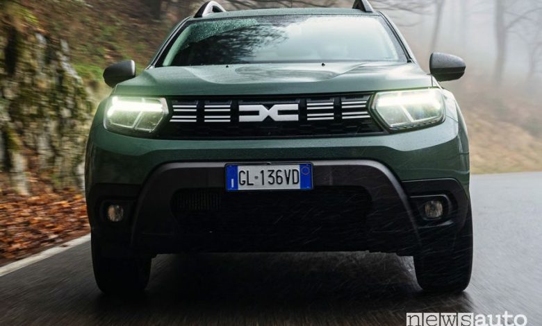Dacia Duster Eco-G GPL frontale su strada
