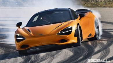 McLaren 750S Coupé in derapata