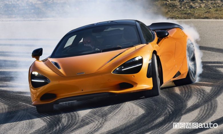McLaren 750S Coupé in derapata