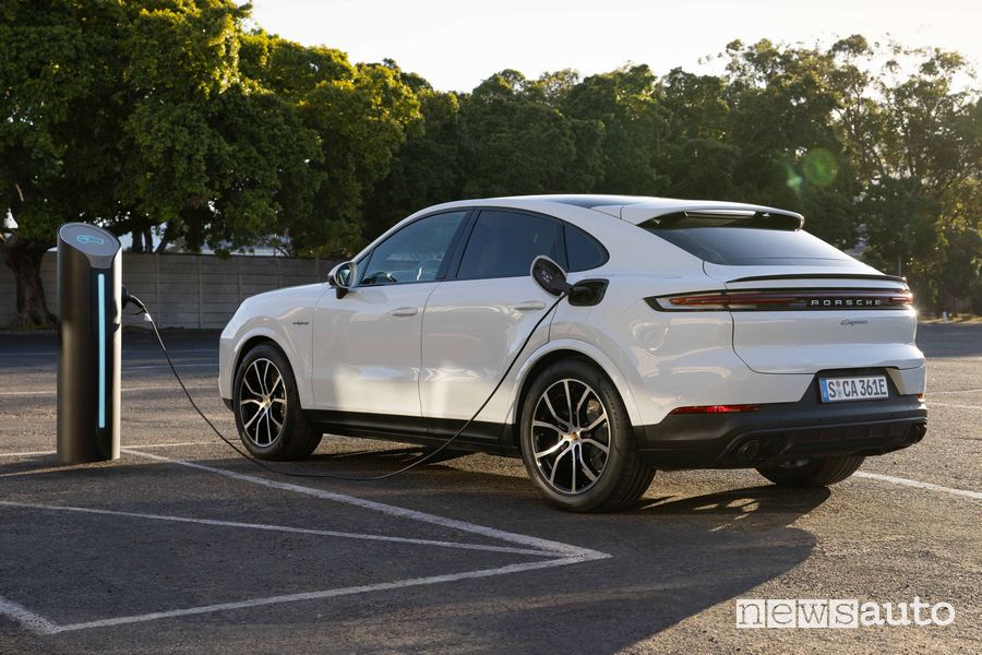 Nuova Porsche Cayenne E-Hybrid Coupé in ricarica