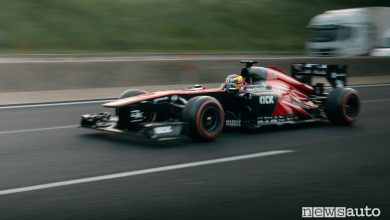 Alfa Romeo F1 in autostrada tra Cassino e Pomigliano