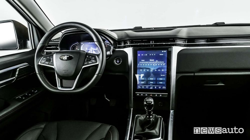 DR pick-up PK8 display infotainment abitacolo