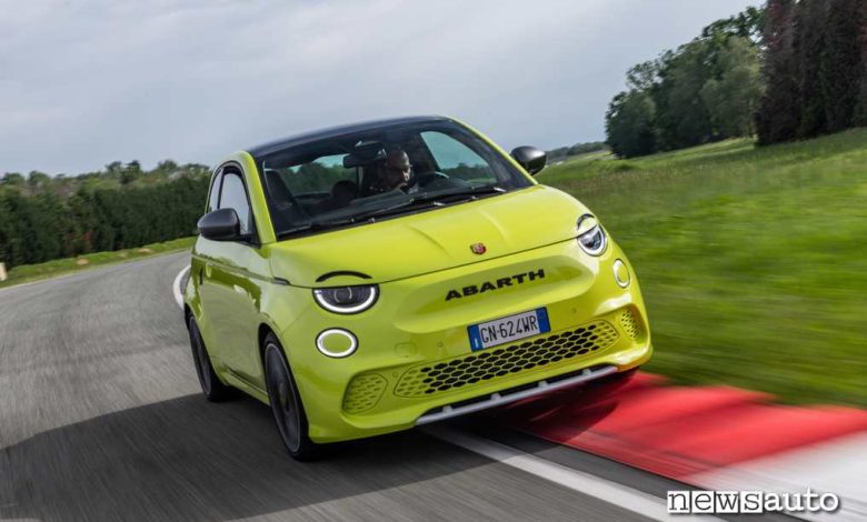 Abarth 500e sul cordolo in pista