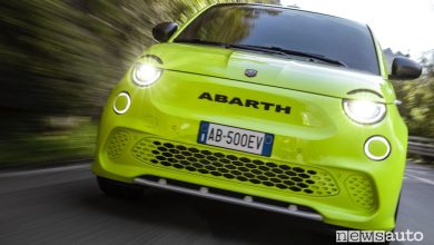 Abarth 500e Turismo frontale su strada