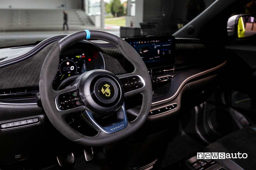 Abarth 500e turismo interni
