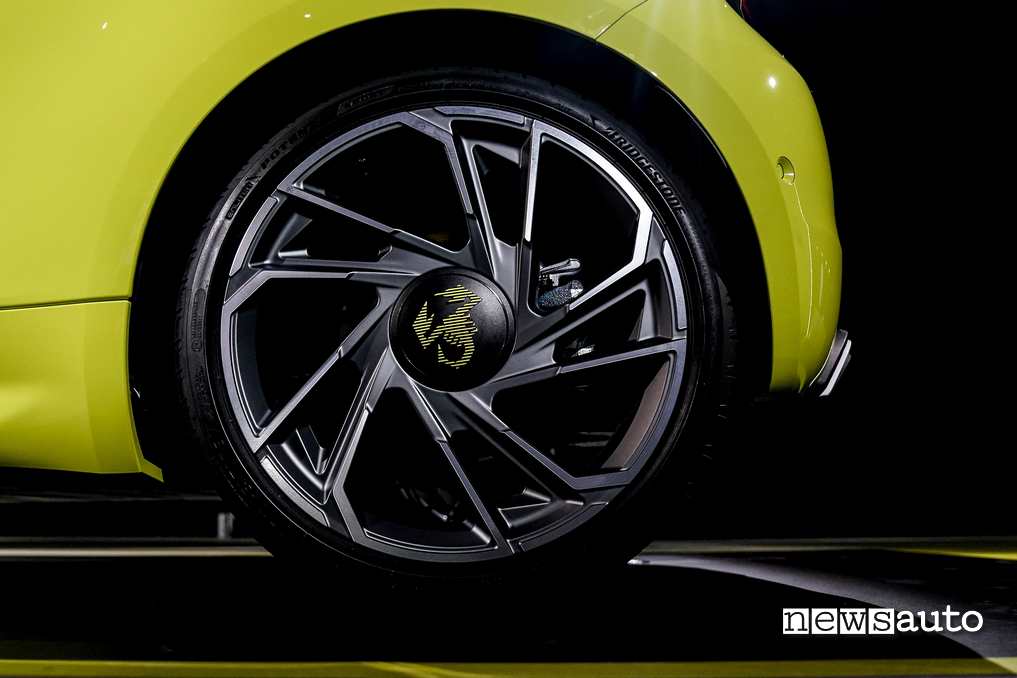 Abarth 500e cerchio da 18 pollici