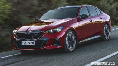 BMW i5 M60 xDrive elettrica anteriore 3/4 su strada