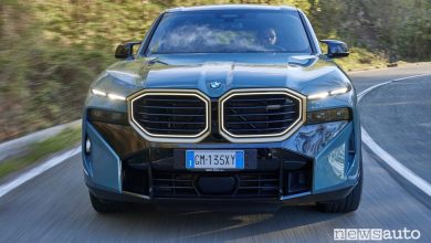 BMW XM frontale su strada