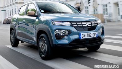 Dacia Spring Extreme anteriore 3/4 su strada