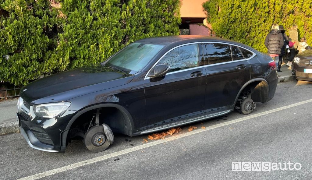 Furto ruote dell'auto 