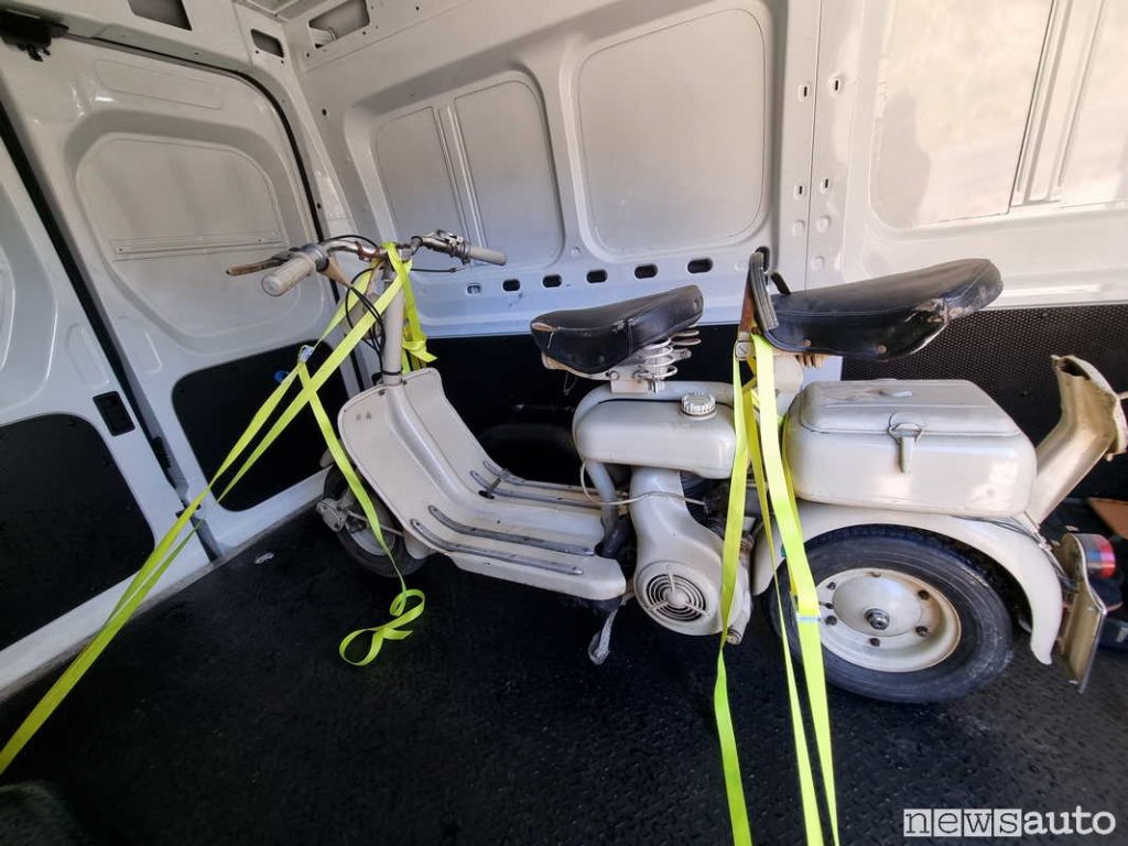 Vani carico con Lambretta fissata tramite cinghie e ganci a terra