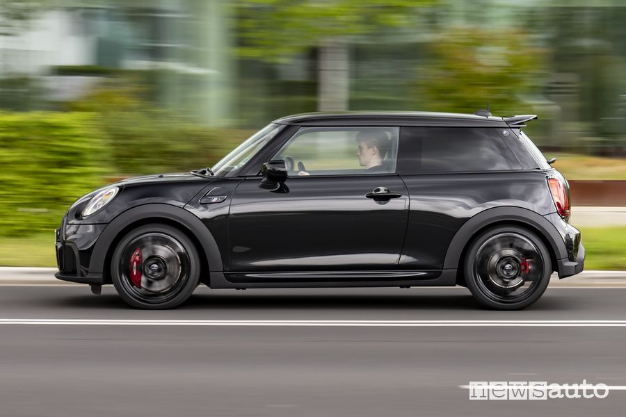 Mini John Cooper Works 1to6 laterale su strada
