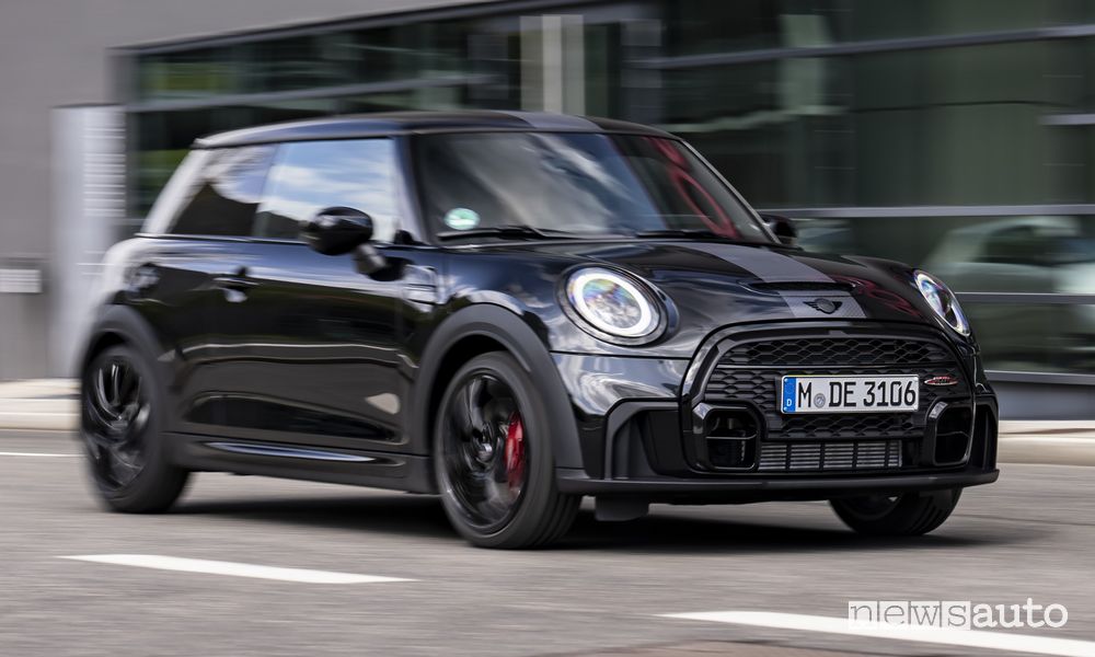 Mini John Cooper Works 1to6 anteriore 3/4 su strada