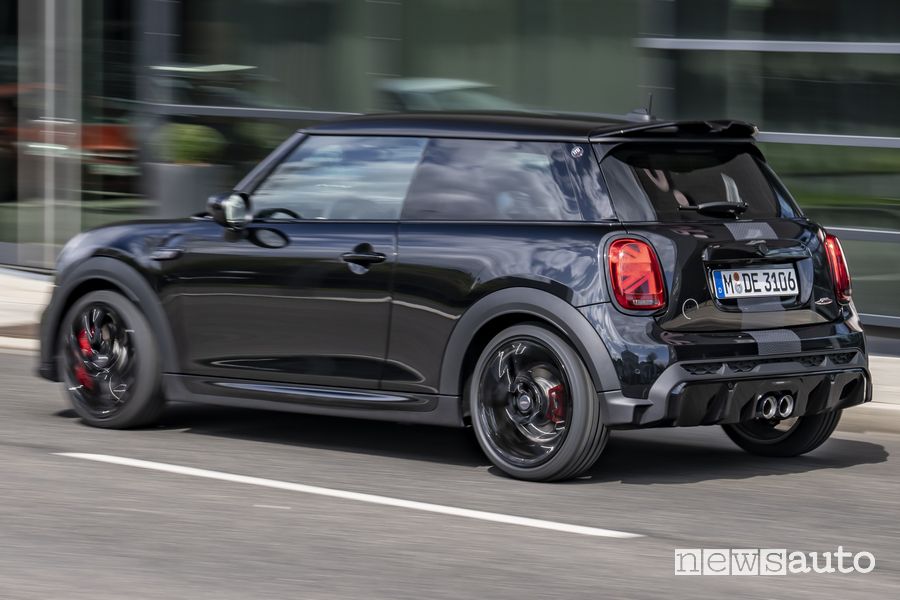 Mini John Cooper Works 1to6 posteriore 3/4 su strada