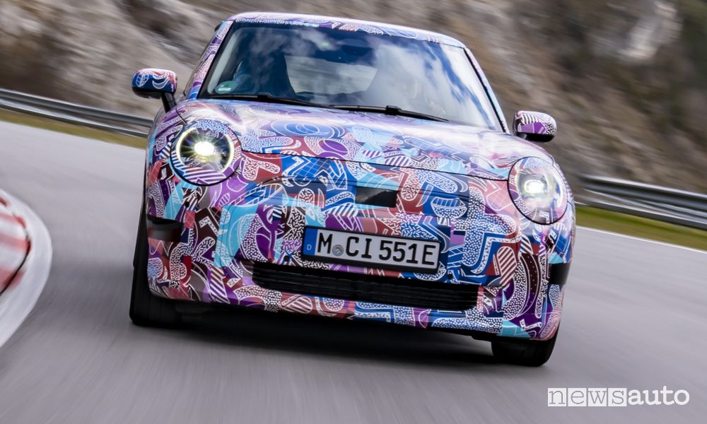 Nuova Mini Cooper S elettrica camouflage frontale in pista