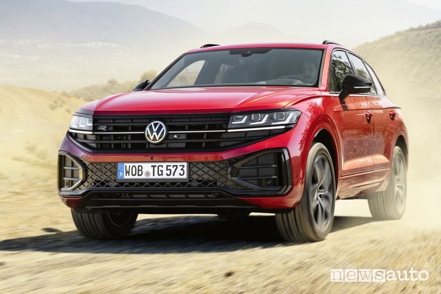 Volkswagen Touareg R-Line anteriore 3/4 sullo sterrato