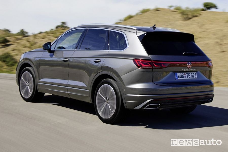 Volkswagen Touareg Elegance posteriore 3/4 su strada