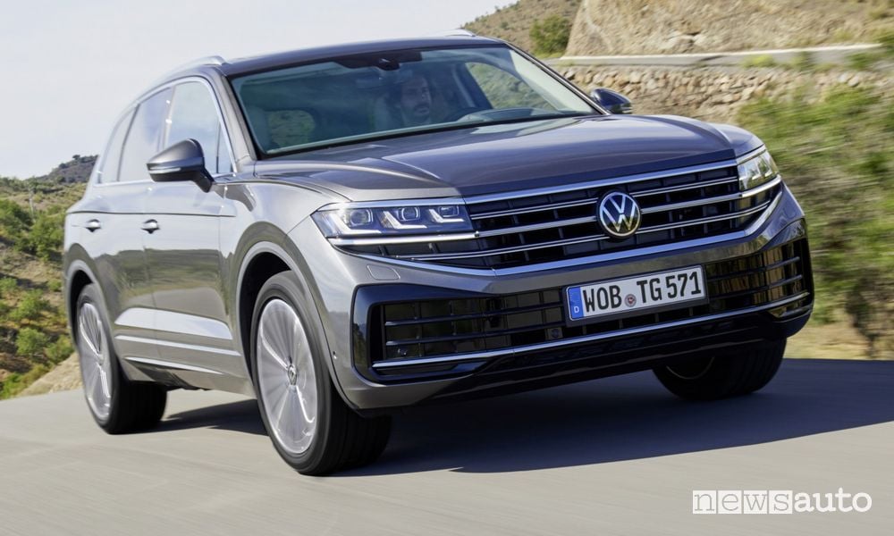 Volkswagen Touareg Elegance anteriore 3/4 su strada
