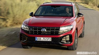 Volkswagen Touareg R-Line frontale su strada