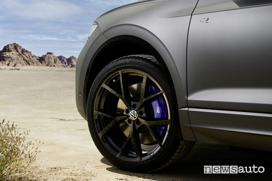 Volkswagen Touareg R eHybrid cerchi in lega da 22"