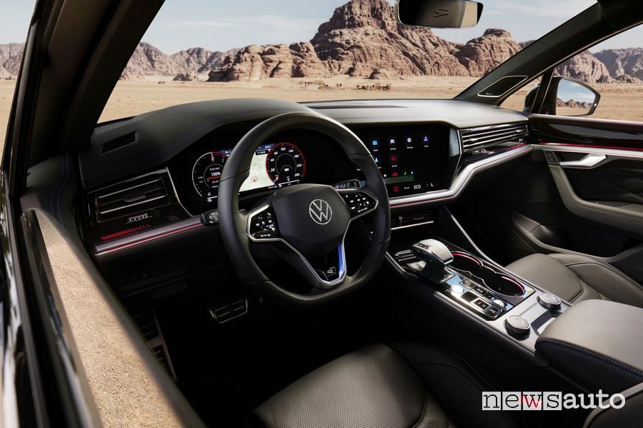 Volkswagen Touareg R eHybrid volante abitacolo