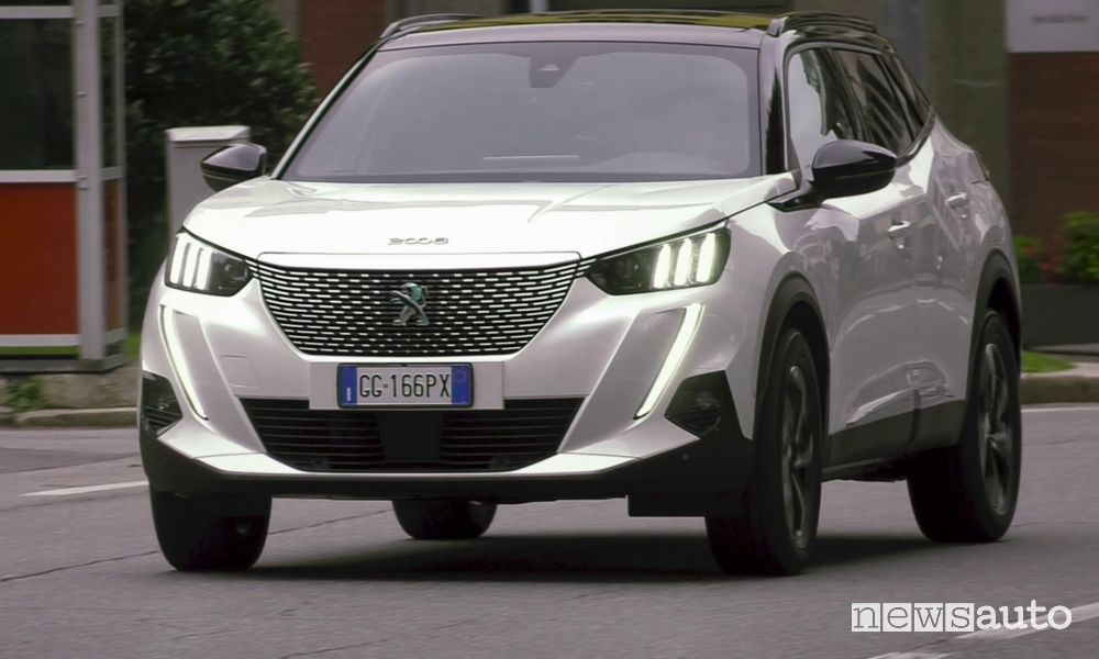 Peugeot e-2008 elettrica noleggio Hertz