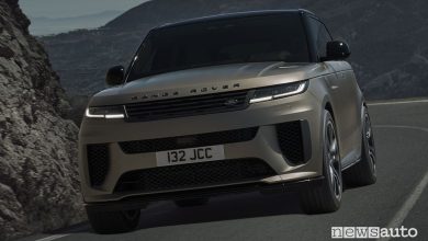 Range Rover Sport SV frontale su strada